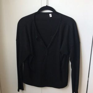 Light-weight long sleeved shirt over the head sweater..